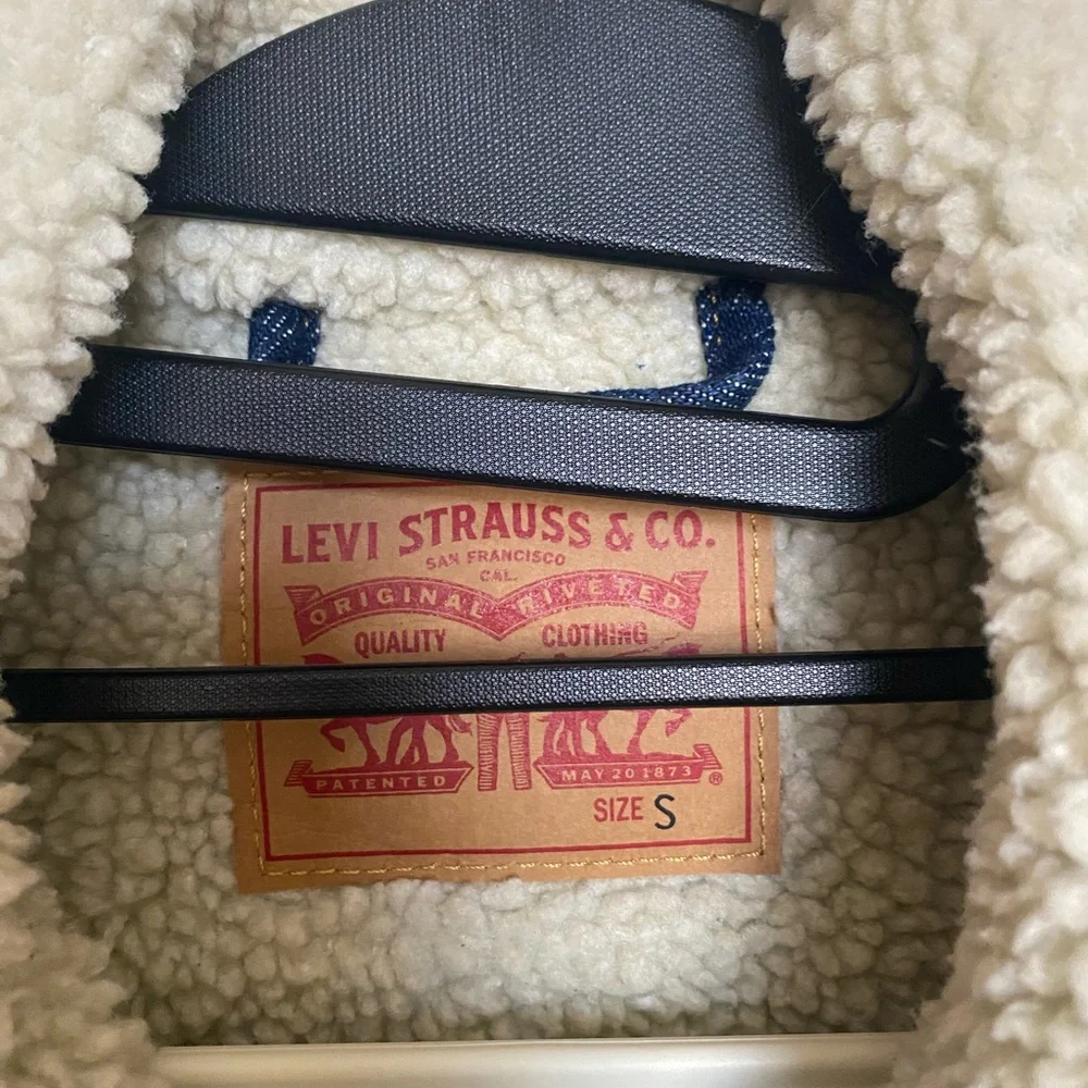 Levi's Women’s Blue Denim Jacket with Sherpa Lining - Picture 3 of 3